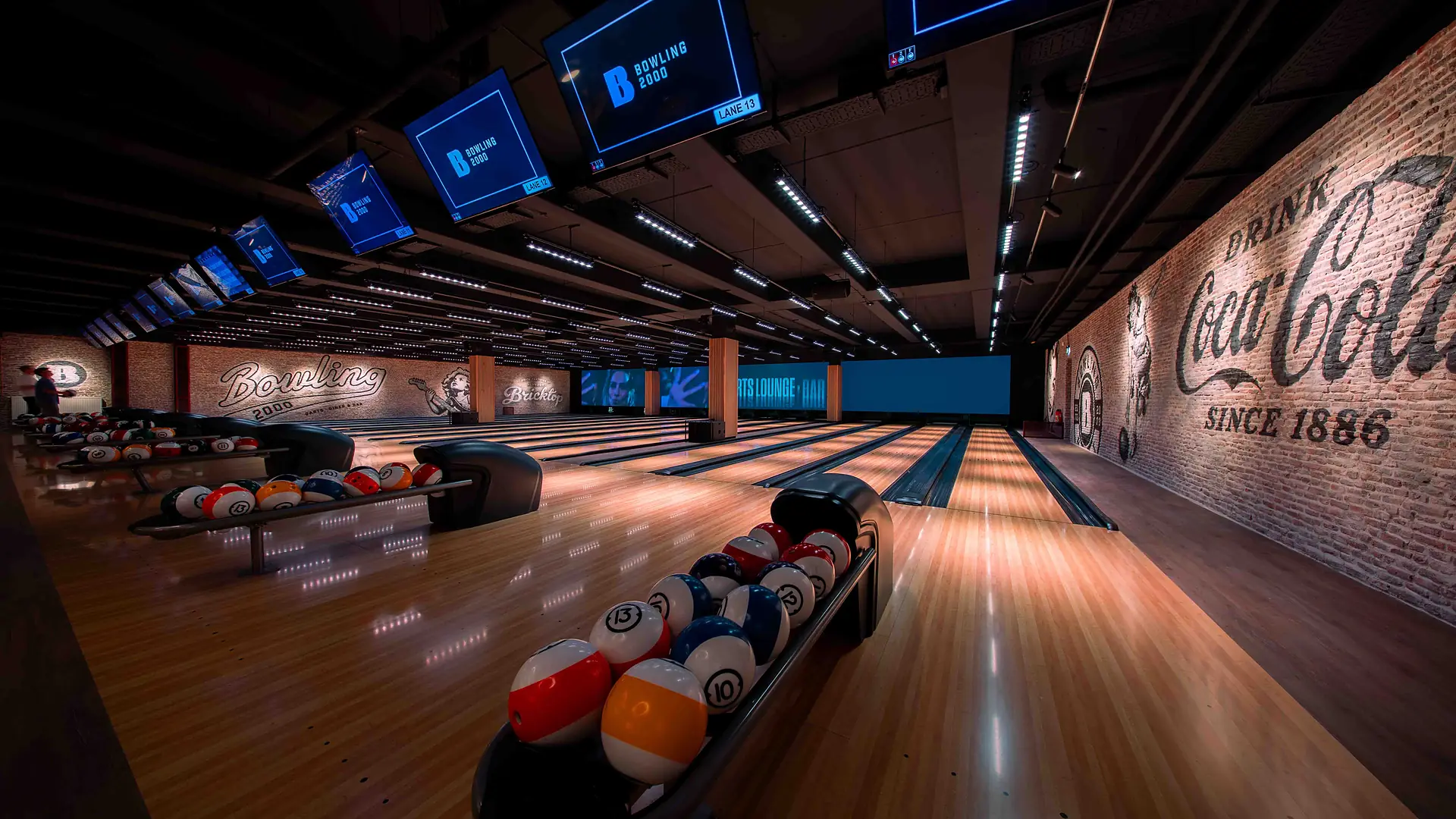 Moderne Bowlingbahnen mit Anzeigen bei Bowling 2000