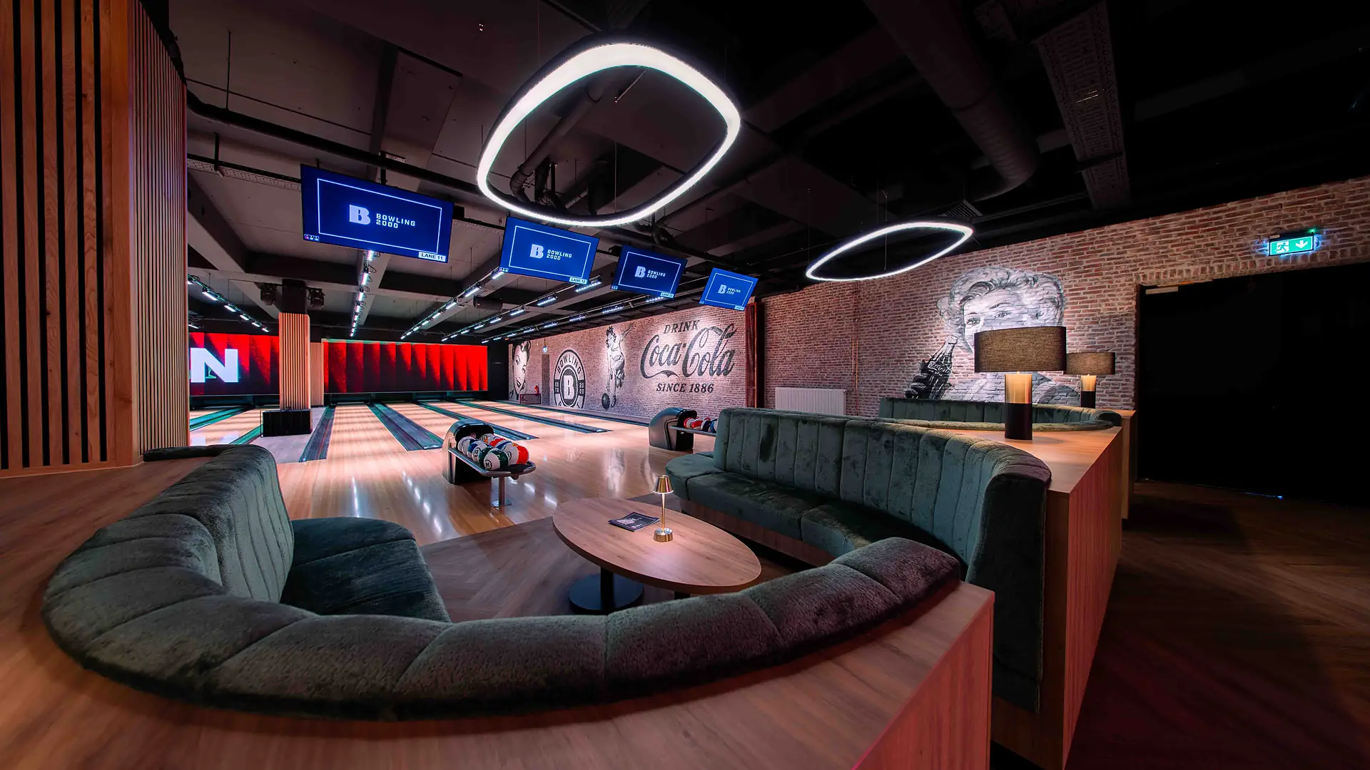 Bowlingbahnen mit Lounge-Sofa bei Bowling 2000
